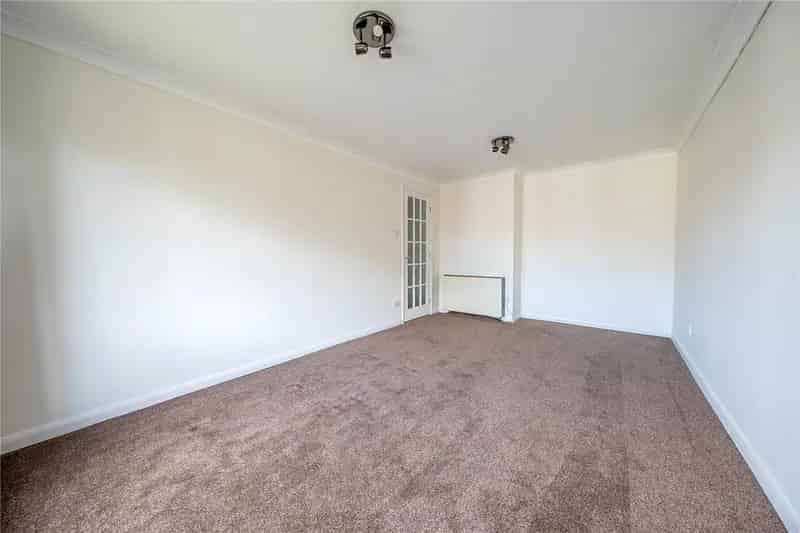 2 Bed Apartment with Allocated Parking - Ideal for First Time Buyers and Professionals