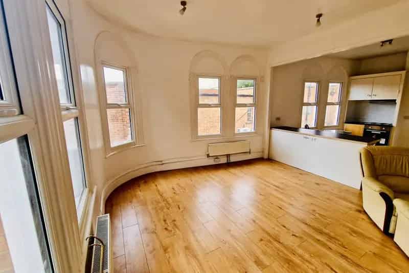 Two Bedroom Town Centre Apartment Near Hospital and Train Station