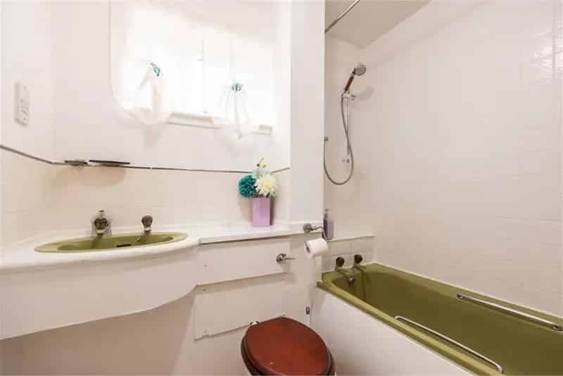 2 Bed Top Floor Flat with Parking and Communal Gardens