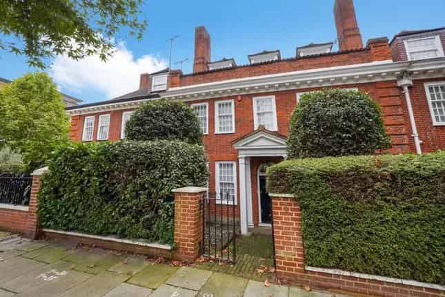 6 Bedroom Terraced House for Sale in Hamilton Terrace NW8