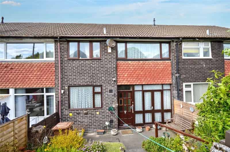 3 Bedroom Terrace House Near M62 and M1 Motorways
