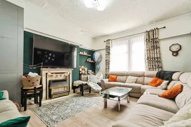 Four Bedroom End Terrace House Daisy Hill Area