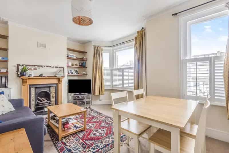 2 Bedroom Flat Near Earlsfield Amenities