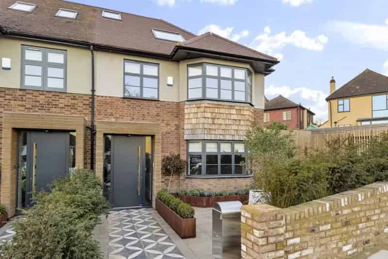 Six Bedroom House with Ample Entertaining Space