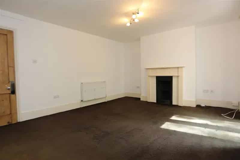 1 Bedroom Flat to Rent Preston Circus Spacious Patio Modern Kitchen
