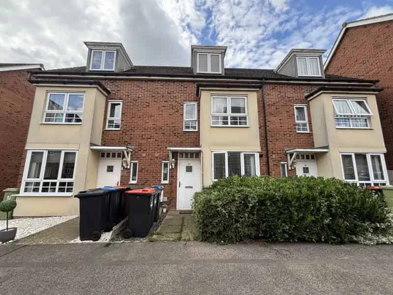 Four Bedroom House in Oxley Park Near Schools and Amenities