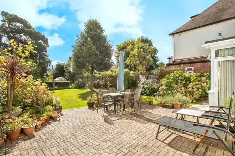Spacious 4 5 Bedroom Detached House Near Winton and Charminster