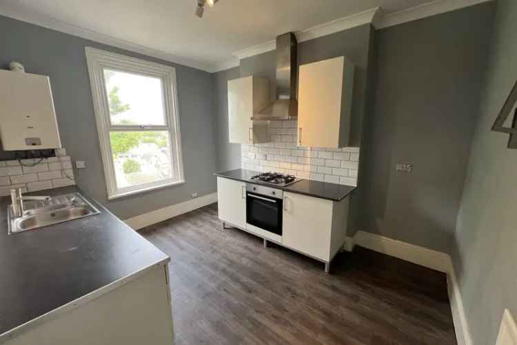 2 Double Bed Split Level Apartment Near Town Centre