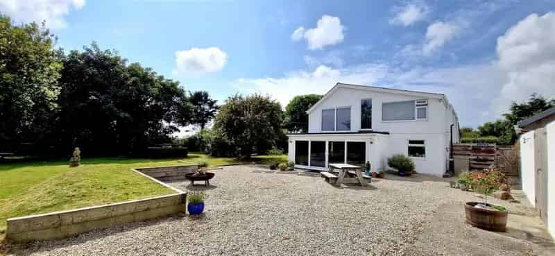 6 Bedroom Detached House with Cottage Near Coastal Towns