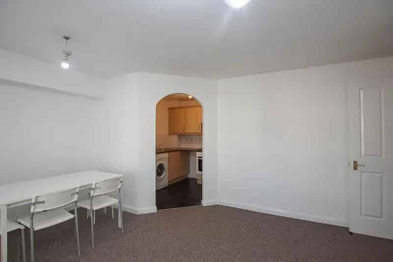 2 Bedroom Flat to Rent Near Jaguar Land Rover