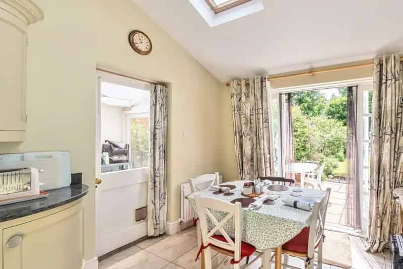 4 Bedroom Detached House for Sale in Esher
