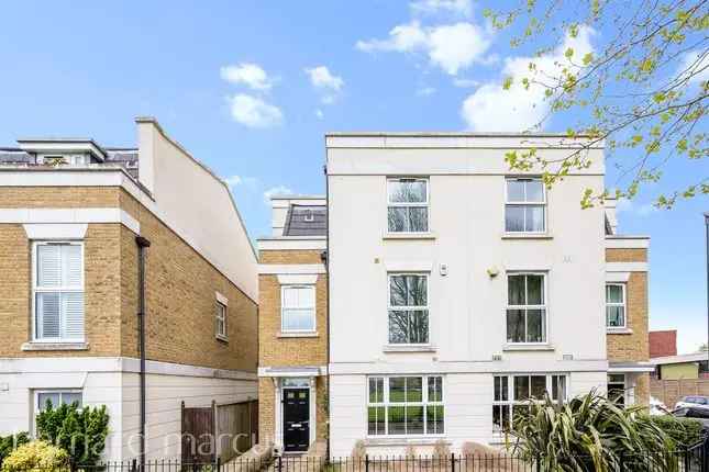 4-Bedroom Townhouse near Mortlake Station London