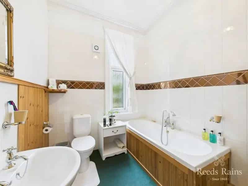 9 Bedroom Victorian B&B for Sale near Bridlington Beach