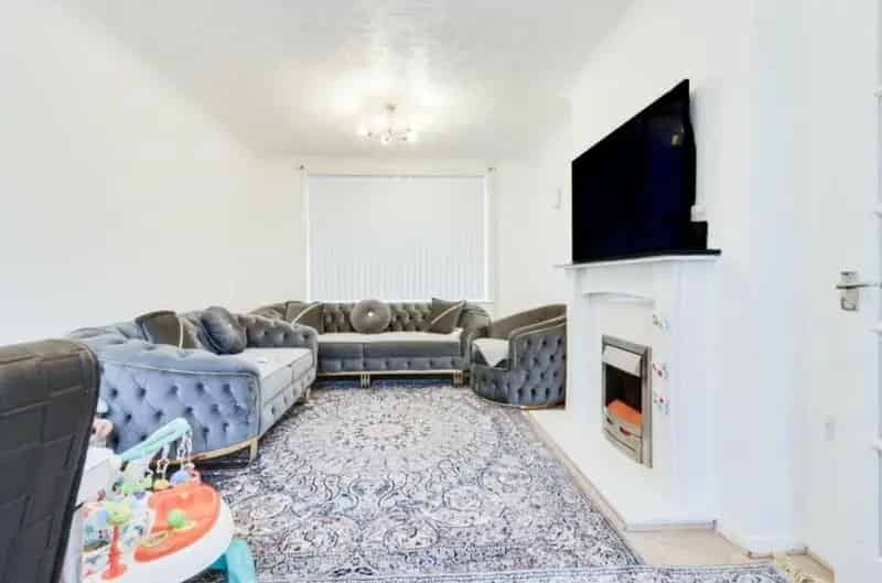2-Bedroom House in LS16 - Family Home with Driveway