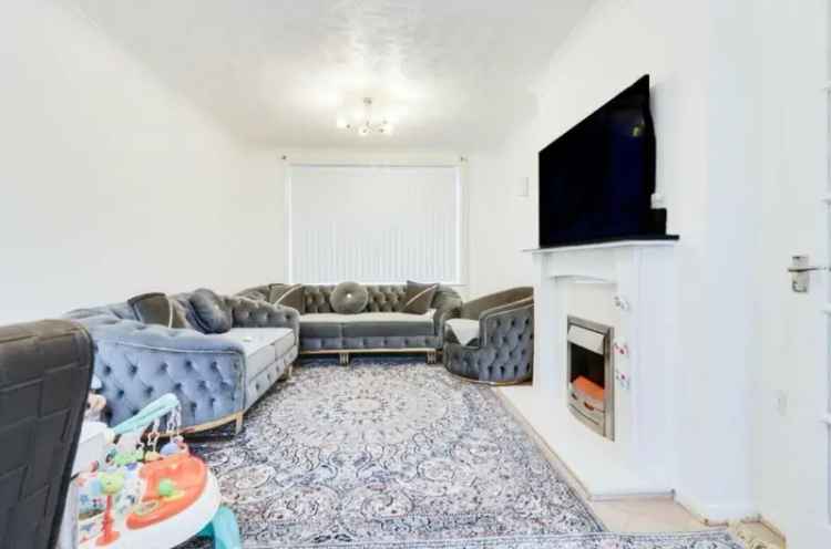 2-Bedroom House in LS16 - Family Home with Driveway