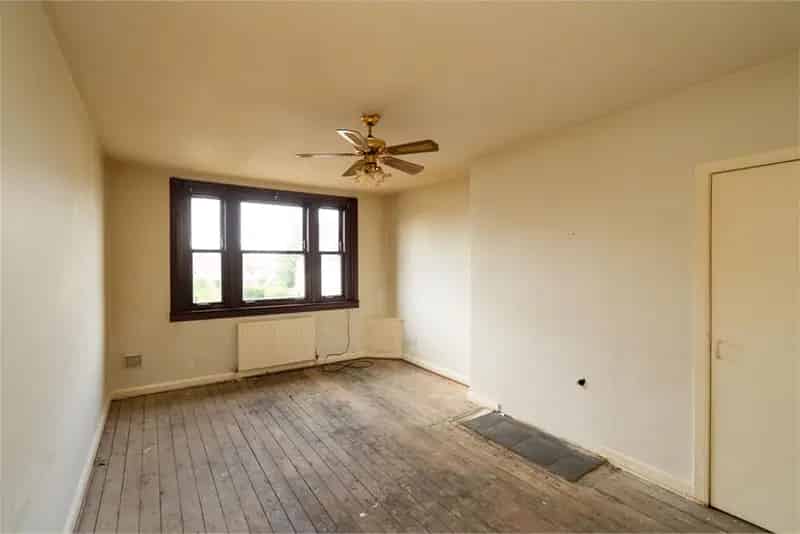 3 Bed Flat Upper Villa Flat Requiring Modernisation