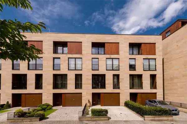 4 Storey Townhouse in Ellersly Development