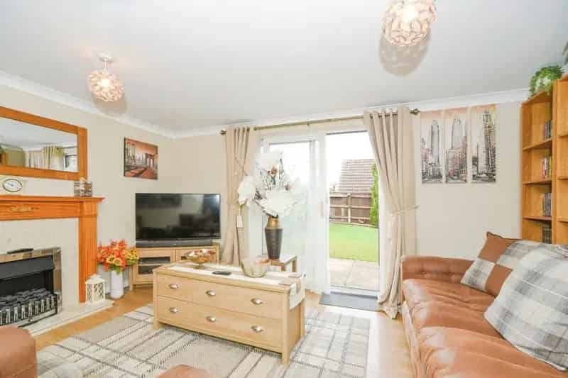 3 Bed House in Calne - Family Home with Garage and Garden