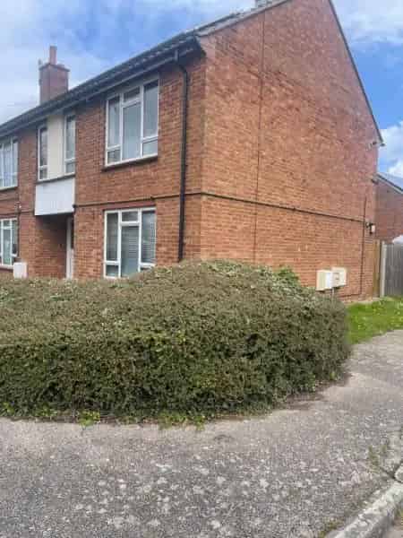 Studio Flat with Parking and Garden Access