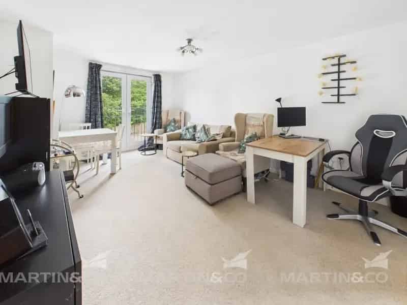 2 Bedroom Flat For Sale Chain Free
