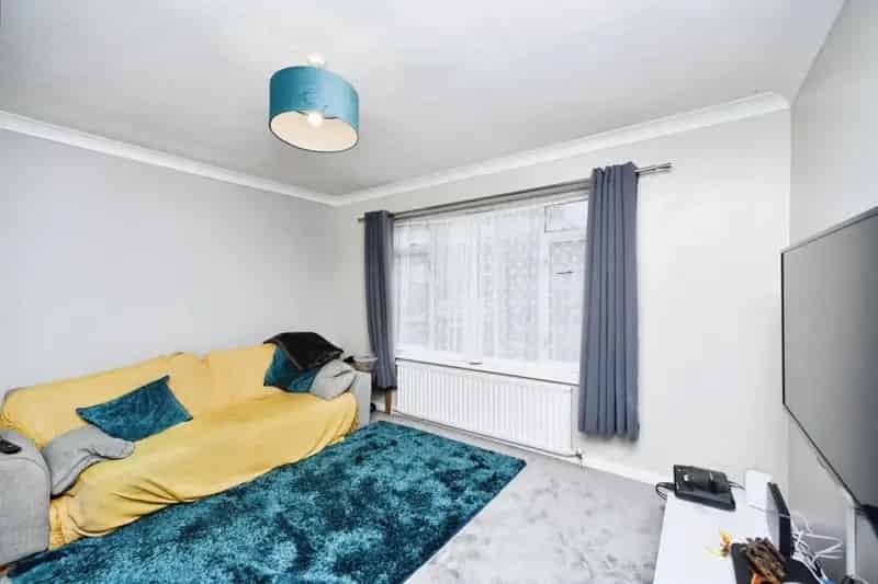 3 Bed Semi-Detached House in Newhaven