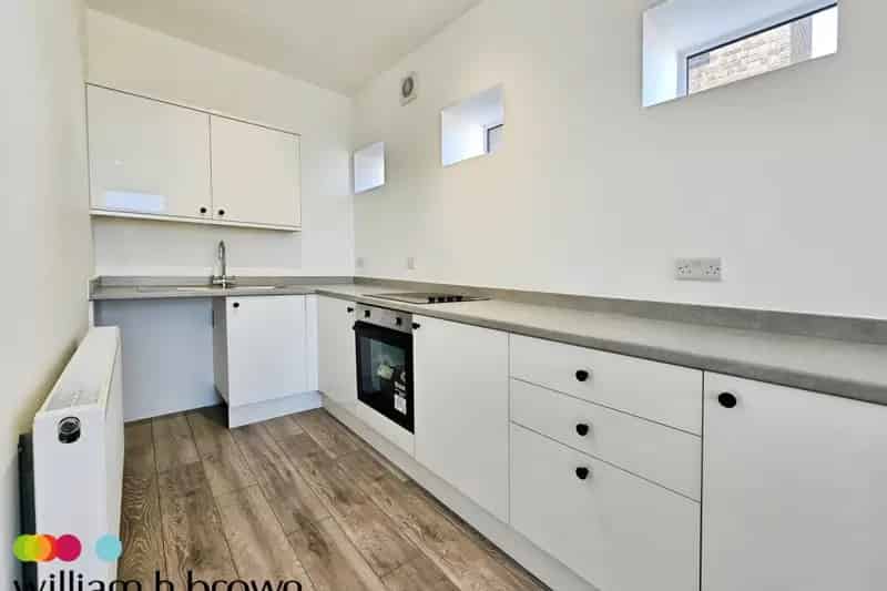 2 Bed Flat High Street - Zero Deposit Available