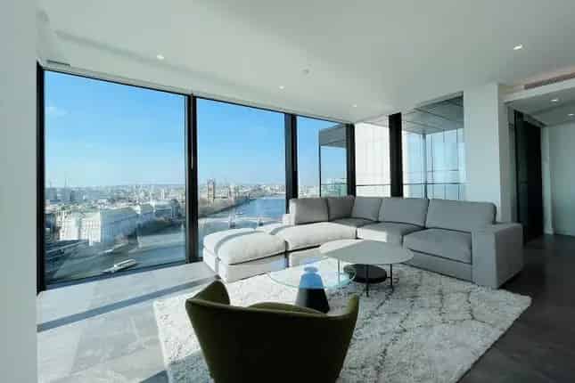 Luxury 3-Bed Apartment with Thames Views