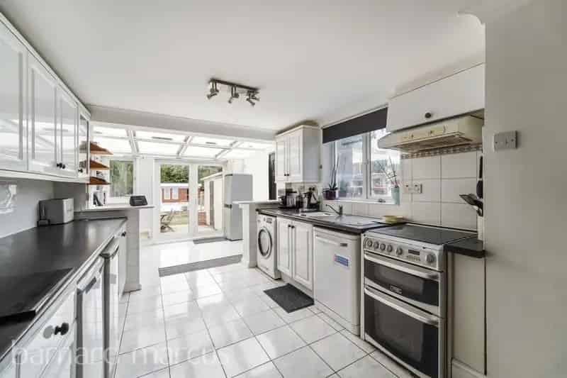 Three Bedroom Family Home West Ewell Large Garden Swimming Pool