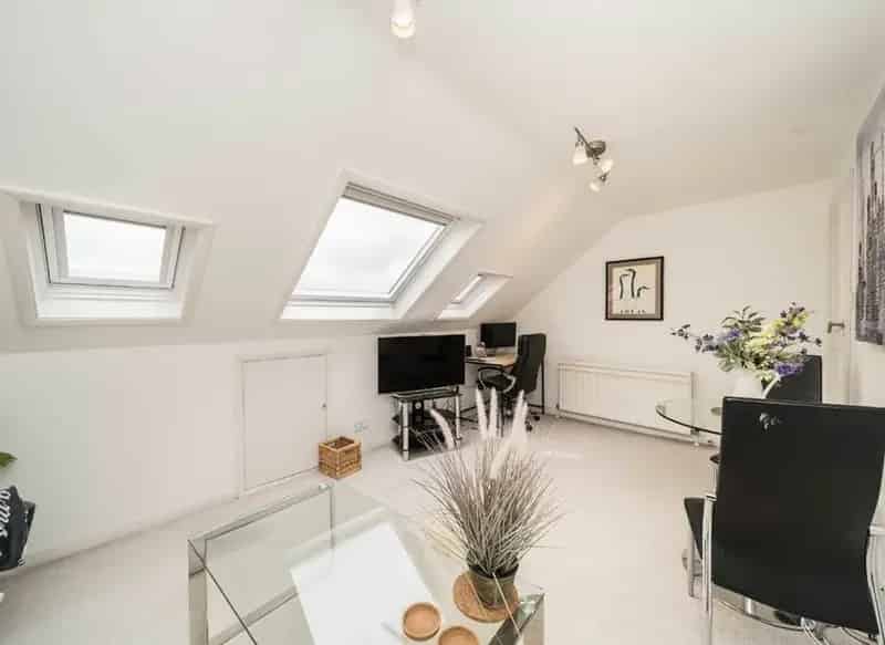 One Bedroom Split Level Apartment Near Tooting Market
