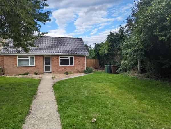 2 Bedroom Bungalow near Diss - Large Gardens and Wet Room