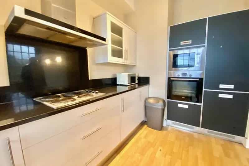 Immaculate Two Double Bedroom Apartment Huddersfield - Fully Furnished with Parking