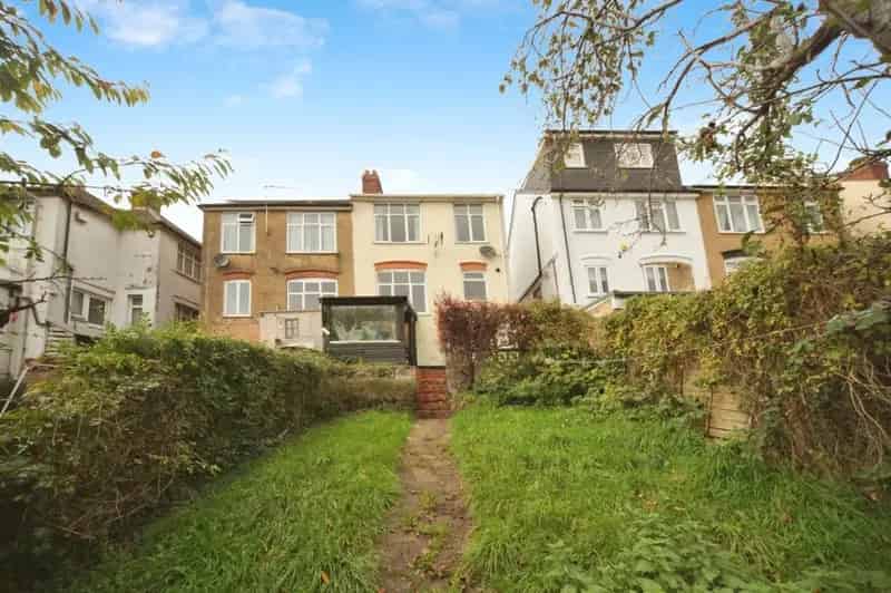 3 Bed House Near Luton Town Centre Train Station Schools Shops