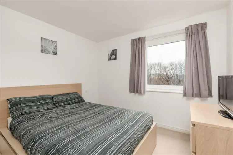 2 Bed Flat Fourth Floor with 1 Reception Room