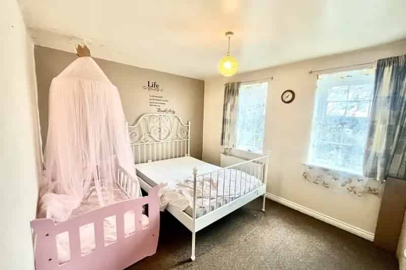 3 Bed Flat Near Sugar Way Off Street Parking Communal Gardens