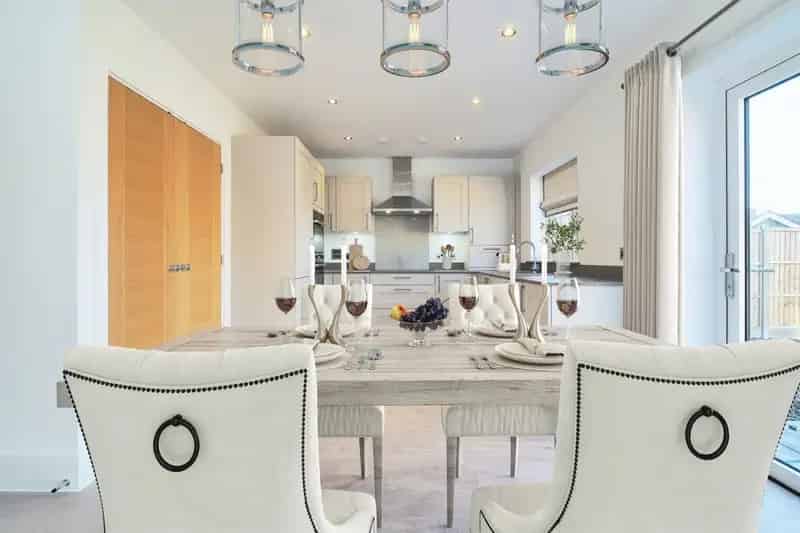 4 Bedroom Detached Home With Garden and Garage
