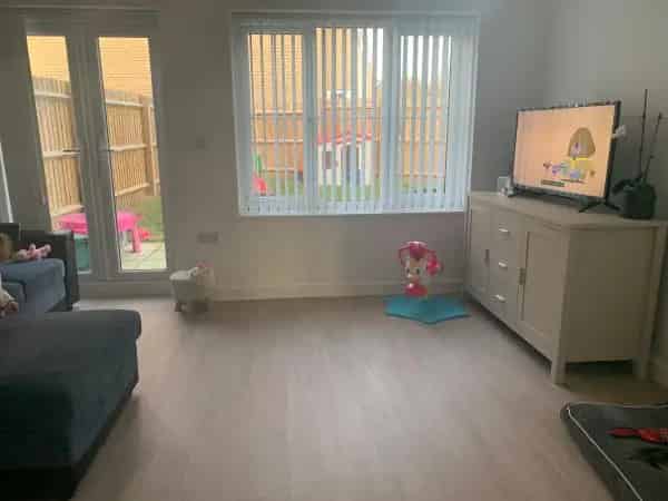 2 Bedroom Semi-Detached House Near Shops and Train Station