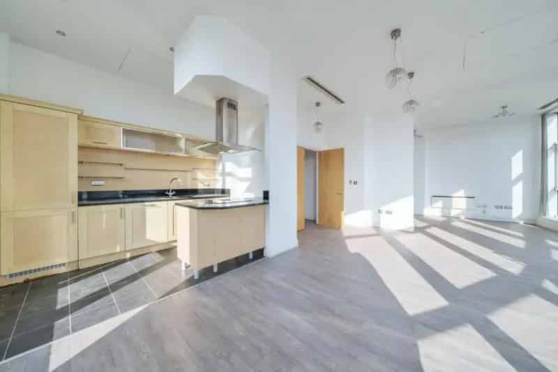 Flat For Rent , Lombard Road, London, England