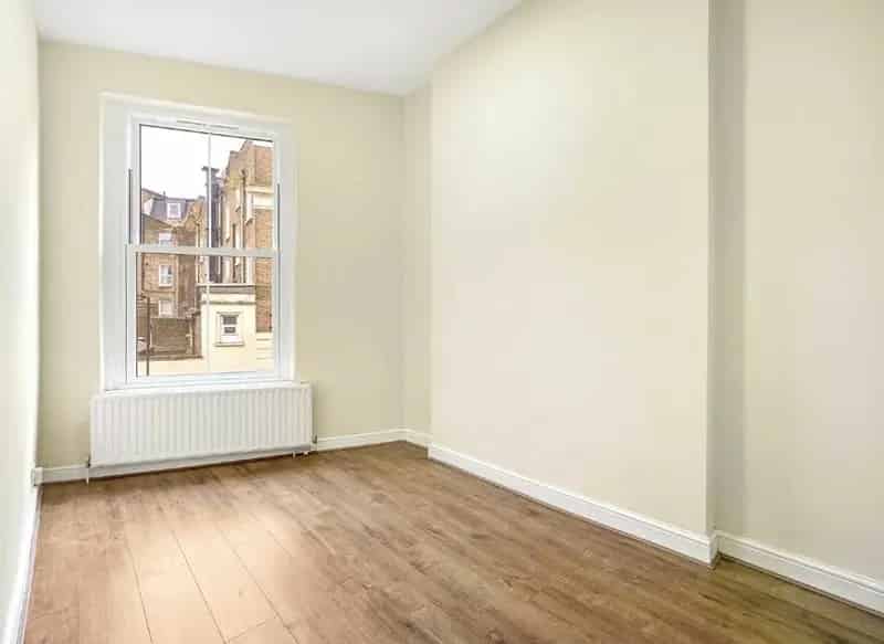 Refurbished 1-Bedroom Flat Modern Kitchen and Bathroom