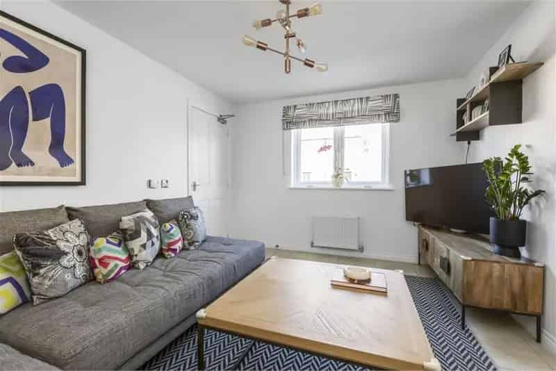 4 Bed Semi-Detached House with Private Garden Near Edinburgh City Centre