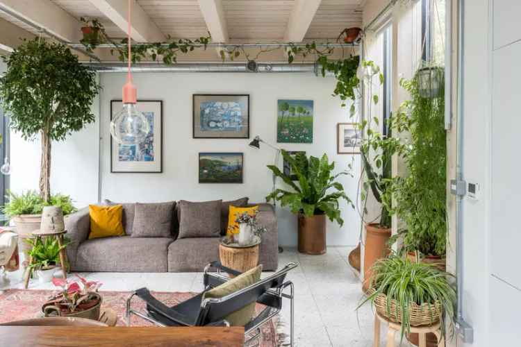 Modern 2-Bedroom House in Forest Hill Lush Garden Tropical Loggia