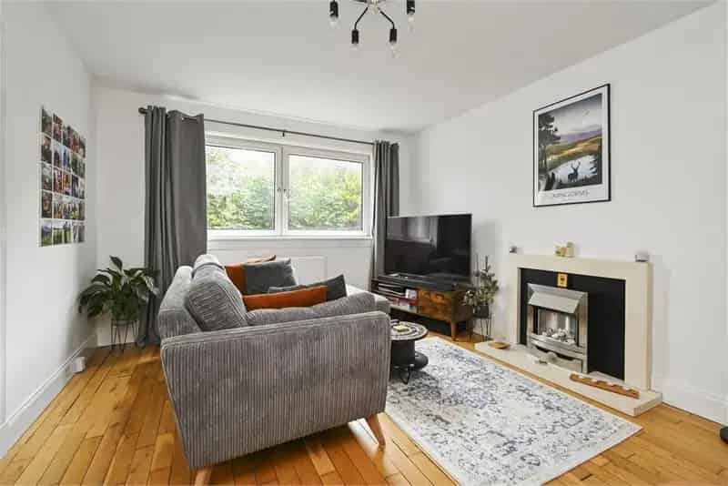 2 Bed Flat Lower Apartment in Penicuik