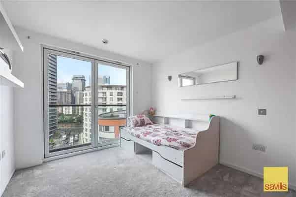 Luxury 2-Bed Canary Wharf Apartment with River Views