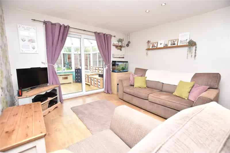 Semi Detached House in Cul De Sac, Modern Kitchen and Bathroom