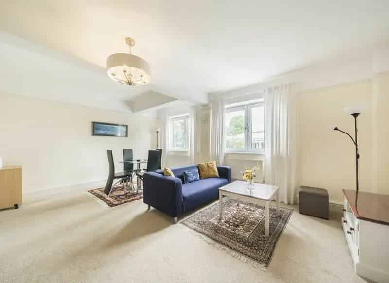 Spacious 2-Bedroom Flat with Off-Street Parking