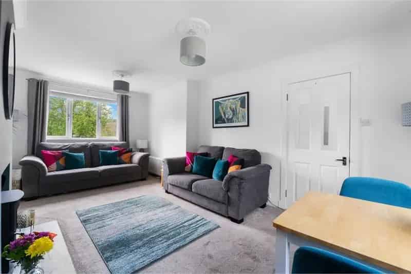2 Bed Terraced House with Modern Kitchen and Garden