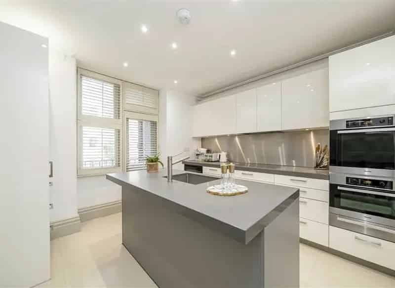 Knightsbridge 3-Bedroom Apartment with Balcony and Porter