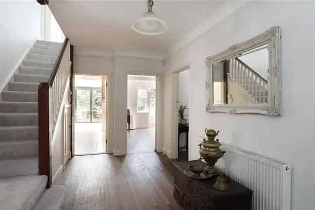 Detached House for Sale in Wimbledon SW20