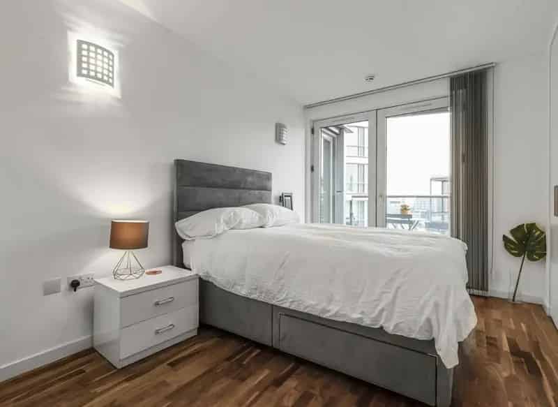 Two Bedroom Riverfront Apartment New Providence Wharf