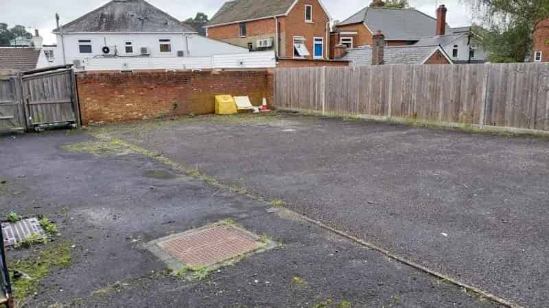 Crowthorne High Street Detached Building: High Ceilings, Ample Parking