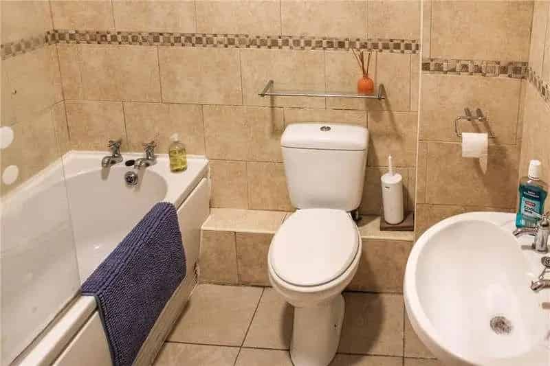 2 Bed Flat for Sale Private Parking Modern Kitchen